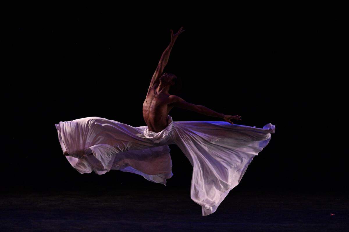 Daniel White (DDTM) en “Touch Me” de Gerald Arpino en la función Contemporánea del domingo 8 de agosto en el Amaturo Theater del Broward Center for the Performing Arts.