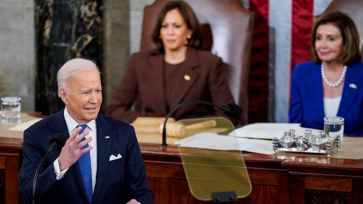  La expresidenta de la Cámara Baja de Estados Unidos e influyente dirigente demócrata, Nancy Pelosi (der.) ha dicho a algunos congresistas demócratas que el presidente, Joe Biden, podría ser convencido pronto de abandonar su candidatura para las elecciones de noviembre.
