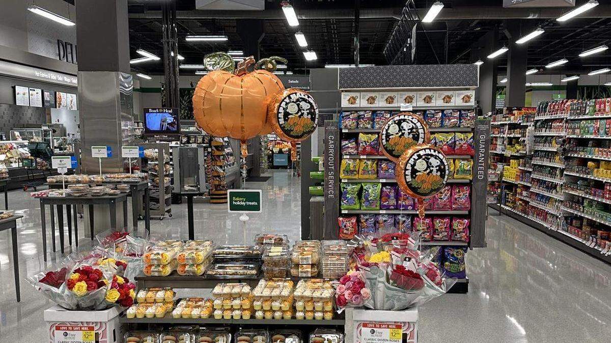 El nuevo Riviera Plaza Publix en Coral Gables, sobre la U.S. 1, cerca de la Universidad de Miami, en esta foto del 11 de octubre de 2025, ya comenzó sus ofertas de Halloween.