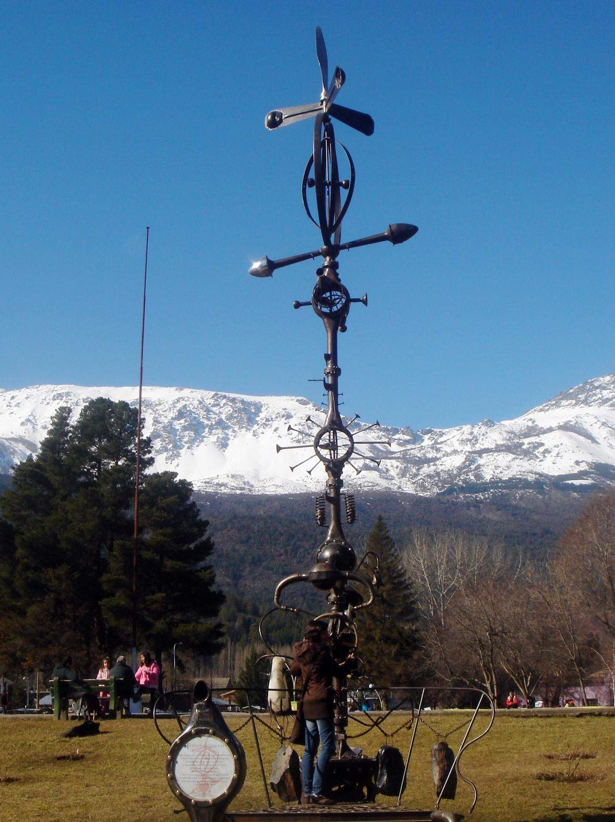 Según dicta la leyenda, este objeto de El Bolsón, 130 km al sur de Bariloche, actúa como una veleta y ayuda a todo aquel que se posa debajo a encontrar la dirección que debe llevar en su vida.