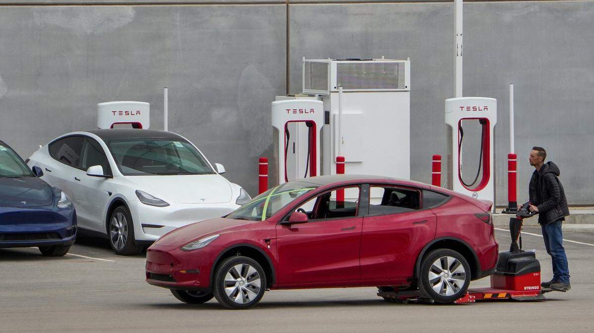 Foto de archivo. Un trabajador mueve un automóvil Tesla en la planta de fabricación automotriz Giga Texas, en Austin, Texas, el jueves 16 de febrero de 2023.