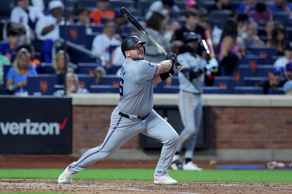 El tercera base de los Marlins de Miami Jake Burger batea un jonrón en el sexto inning del partido ante los Mets, celebrado el jueves 13 de junio de 2024 en Nueva York.