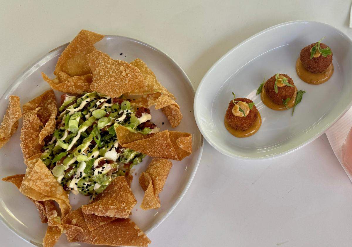 Tuna tartare y croquetas en el restaurante Glass and Vine en Coconut Grove
