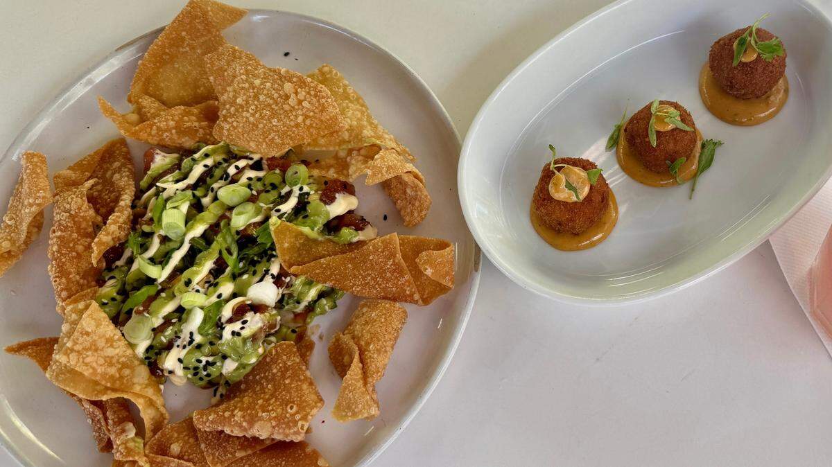 Tuna tartare y croquetas en el restaurante Glass and Vine en Coconut Grove