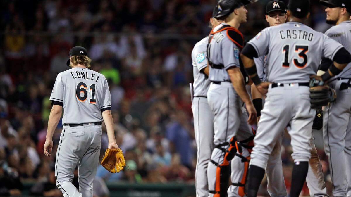 El relevista de los Marlins Adam Conley deja la lomita en el séptimo inning del partido ante los Medias Rojas,  celebrado el 29 de agosto de 2018 en Boston.