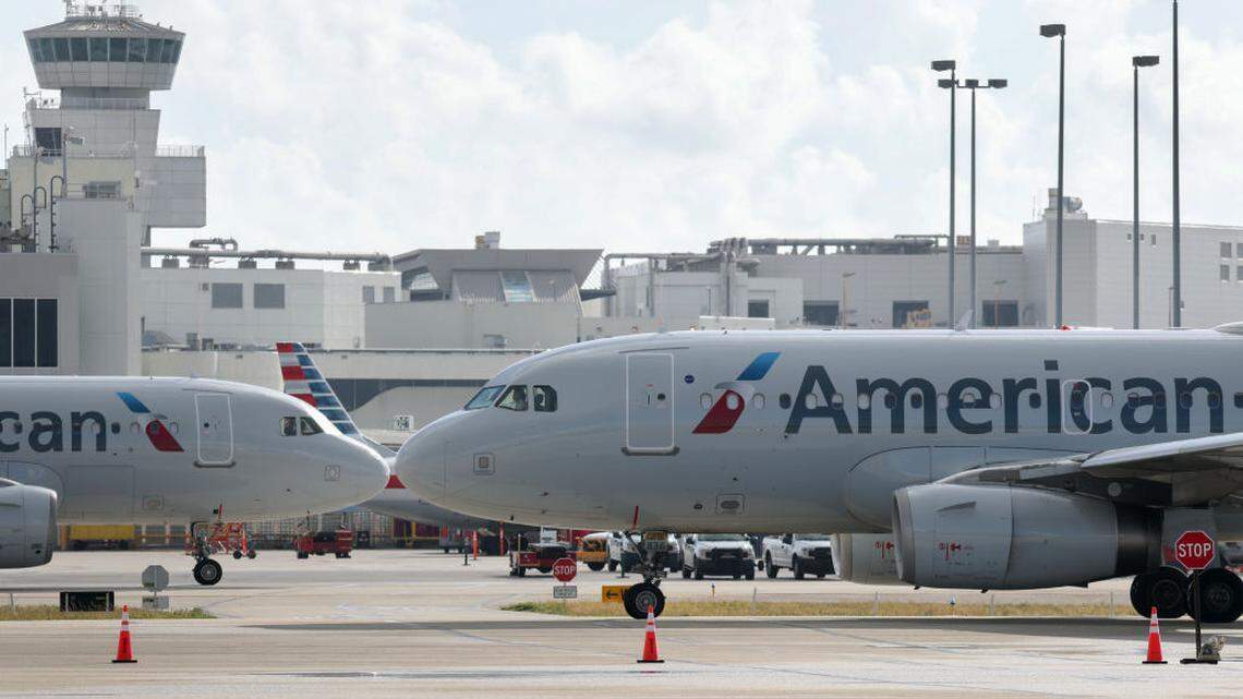 Vista de dos aviones de American Airlines en la pista del Aeropuerto Internacional de Miami, Florida, el 19 de febrero de 2026. La aerolínea anunció el jueves 5 de marzo de 2026 que reanudará los vuelos directos desde Estados Unidos a Venezuela.