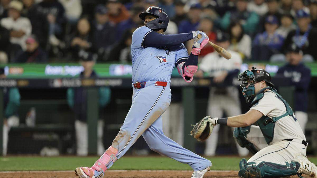 Vladimir Guerrero Jr. fue el motor y el alma de la embestida de los Azulejos de Toronto que derrotaron 13-4 a los Marineros en el tercer partido de la Serie de Campeonato de la Liga Americana, celebrado el 15 de octubre de 2025 en Seattle. 