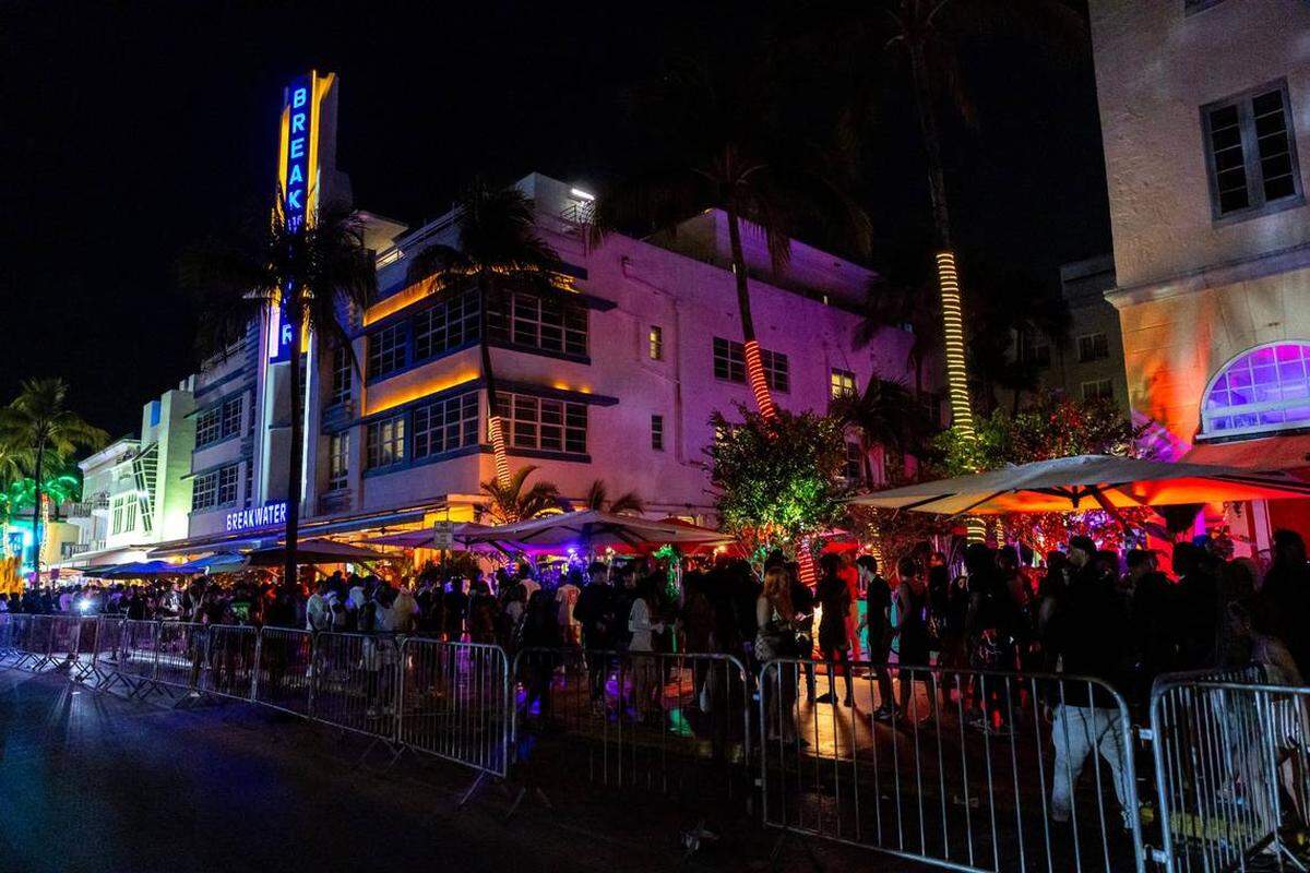 Una multitud se congrega a lo largo de Ocean Drive durante las vacaciones de primavera, en Miami Beach, Florida, el viernes 15 de marzo de 2024.