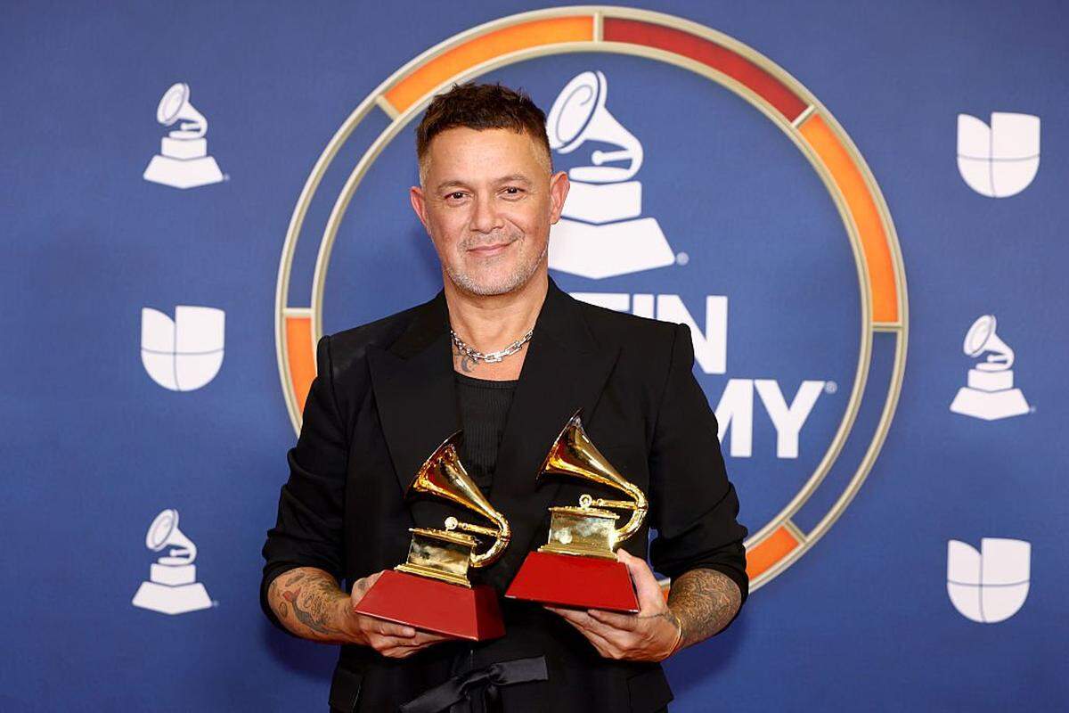 El cantante español Alejandro Sanz posa con dos premios Latin Grammy,  en la gala celebrada el 13 de noviembre de 2025 en Las Vegas. 
