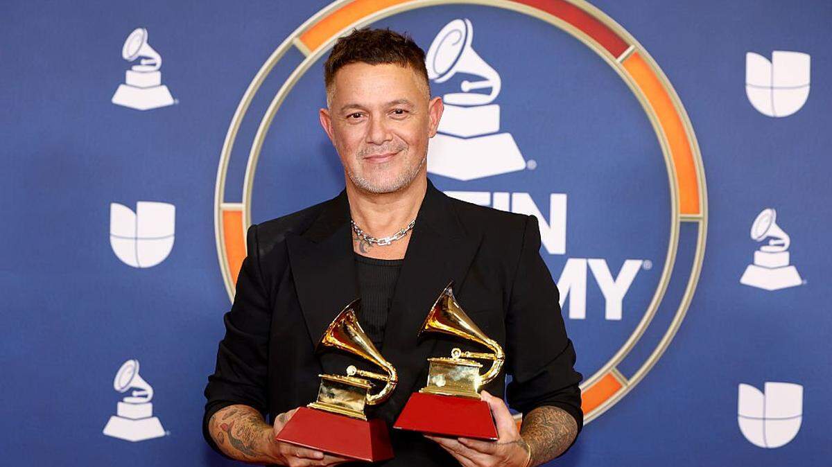 El cantante español Alejandro Sanz posa con dos premios Latin Grammy el 13 de noviembre de 2025 en Las Vegas. 