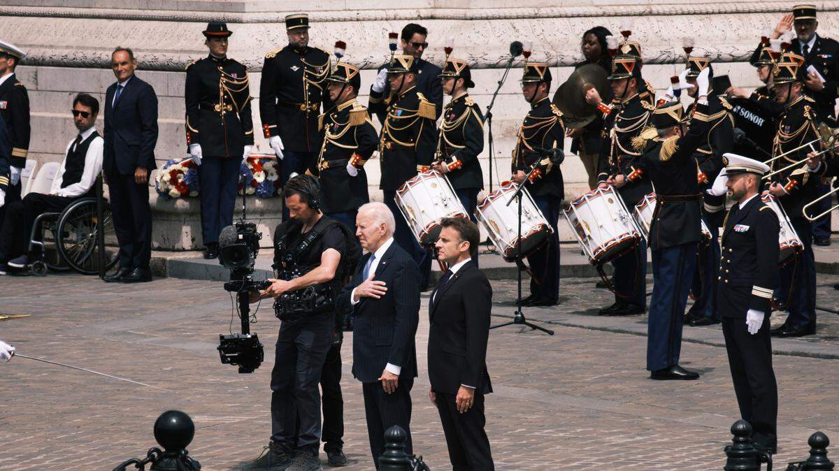 El presidente de Estados Unidos, Joe Biden, es recibido por su homólogo francés Emmanuel Macron para una visita oficial de Estado, cerca del Arco del Triunfo, en París, el sábado.
