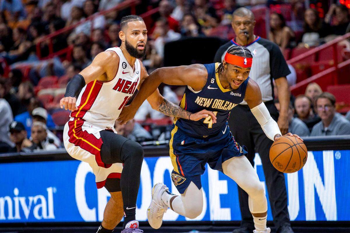 El jugador del Heat Caleb Martin defiende ante Devonte’ Graham, de los Pelicans de New Orleans, en el partido de pretemporada celebrado el 12 de octubre de 2022 en Miami.