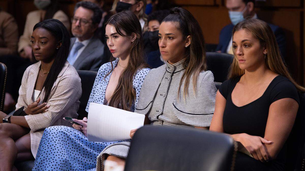Las gimnastas estadounidenses Simone Biles, McKayla Maroney, Aly Raisman y Maggie Nichols (de izq. a der.) testificaron en una audiencia judicial del Senado de Estados Unidos sobre el informe del Inspector General del Departamento de Justicia sobre el mal manejo del FBI en la investigación de Larry Nassar, el 15 de septiembre de 2021 en Washington.
