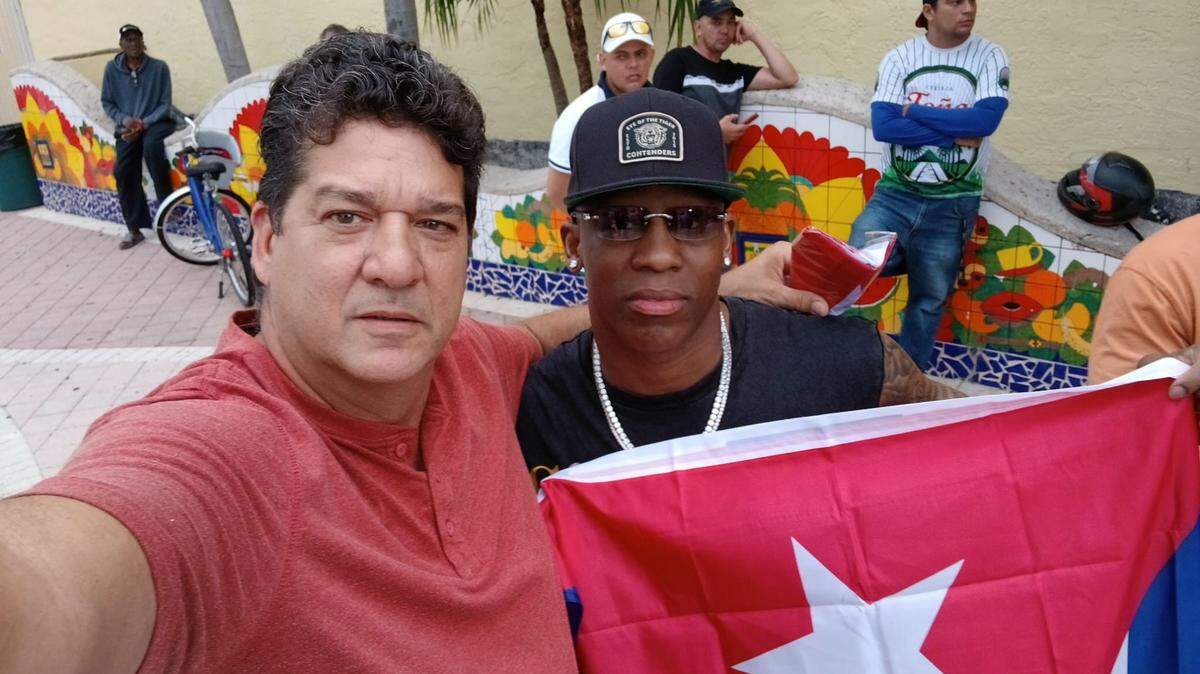 YORDENIS UGAS junto con el aficionado Luis López durante el entrenamiento de Robeisy Ramírez en la Calle 8 de Miami.