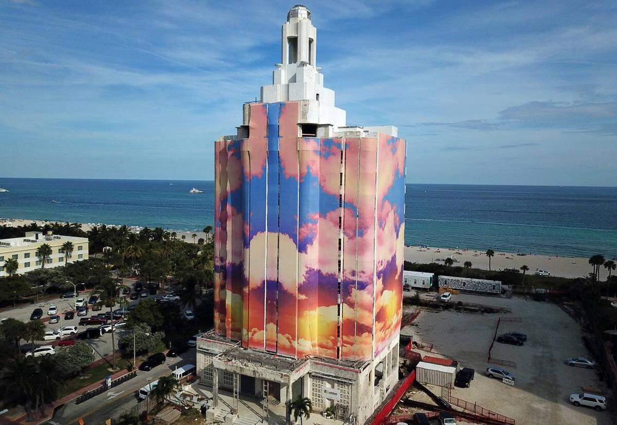 La artista Miya Ando ha envuelto el antiguo hotel Versailles como parte de las actividades de arte de Faena Festival 2018.