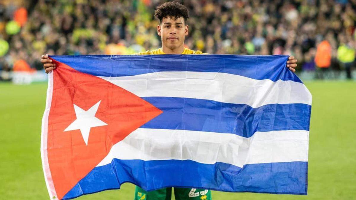 Onel Hernández posa con la bandera cubana el 27 de abril tras conseguir el ascenso a la Liga Premier con el Norwich City. Este 9 de agosto el cubano debutó en la primera división del fútbol inglés.
