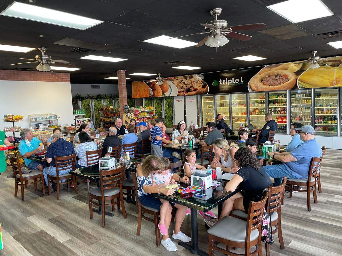 Triple L Brazilian Foods sirve deliciosos platos en un ambiente familiar.