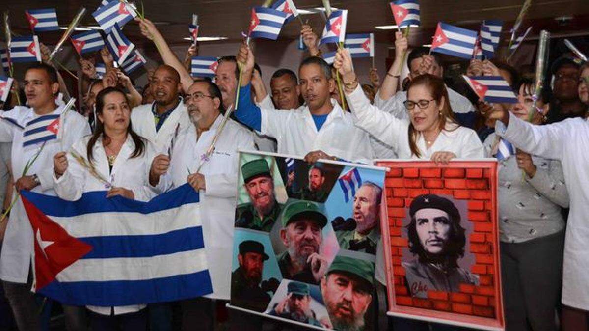 Un grupo de médicos cubanos llega a la isla procedentes de Bolivia.