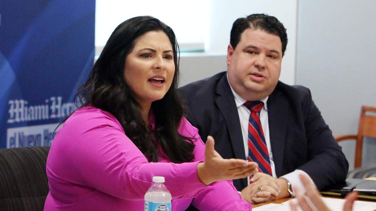 Christi Fraga y David Hernández durante una entrevista con la junta editorial del Miami Herald, en octubre de 2016, cuando se postulaban al concejo de la ciudad de Doral.
