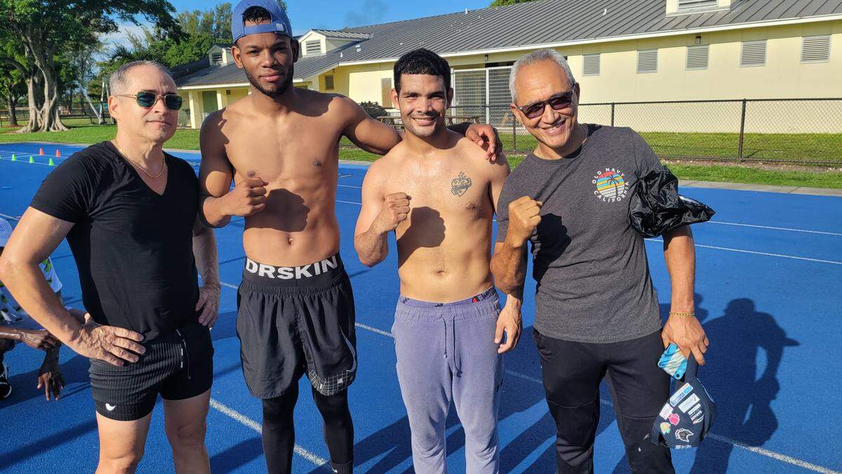 De izq. a der. el preparador físico Rubén Sánchez, Raynel Mederos, Neslán Machado y el entrenador Jorge Rubio.