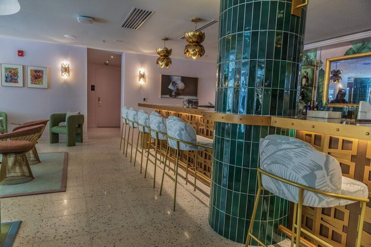 Vista de “The Salon”, un espacio para que los miembros se reúnan, en PS MIA, una terminal privada de lujo en el Aeropuerto Internacional de Miami que permite a los pasajeros de vuelos comerciales evitar las multitudes de la terminal principal del aeropuerto. Ubicada en la histórica antigua sede de Pan American Airways (4900 NW 36th St), ofrece controles privados de la TSA, trámites de Aduanas, comidas preparadas por chefs, servicios de spa y traslados a la pista en un BMW, el viernes 12 de junio de 2026.