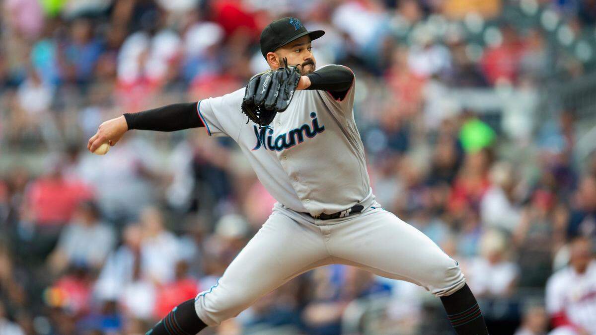 El abridor de los Marlins Pablo López lanza en el segundo inning del partido ante los Bravos, celebrado el 4 de septiembre de 2022 en Atlanta.