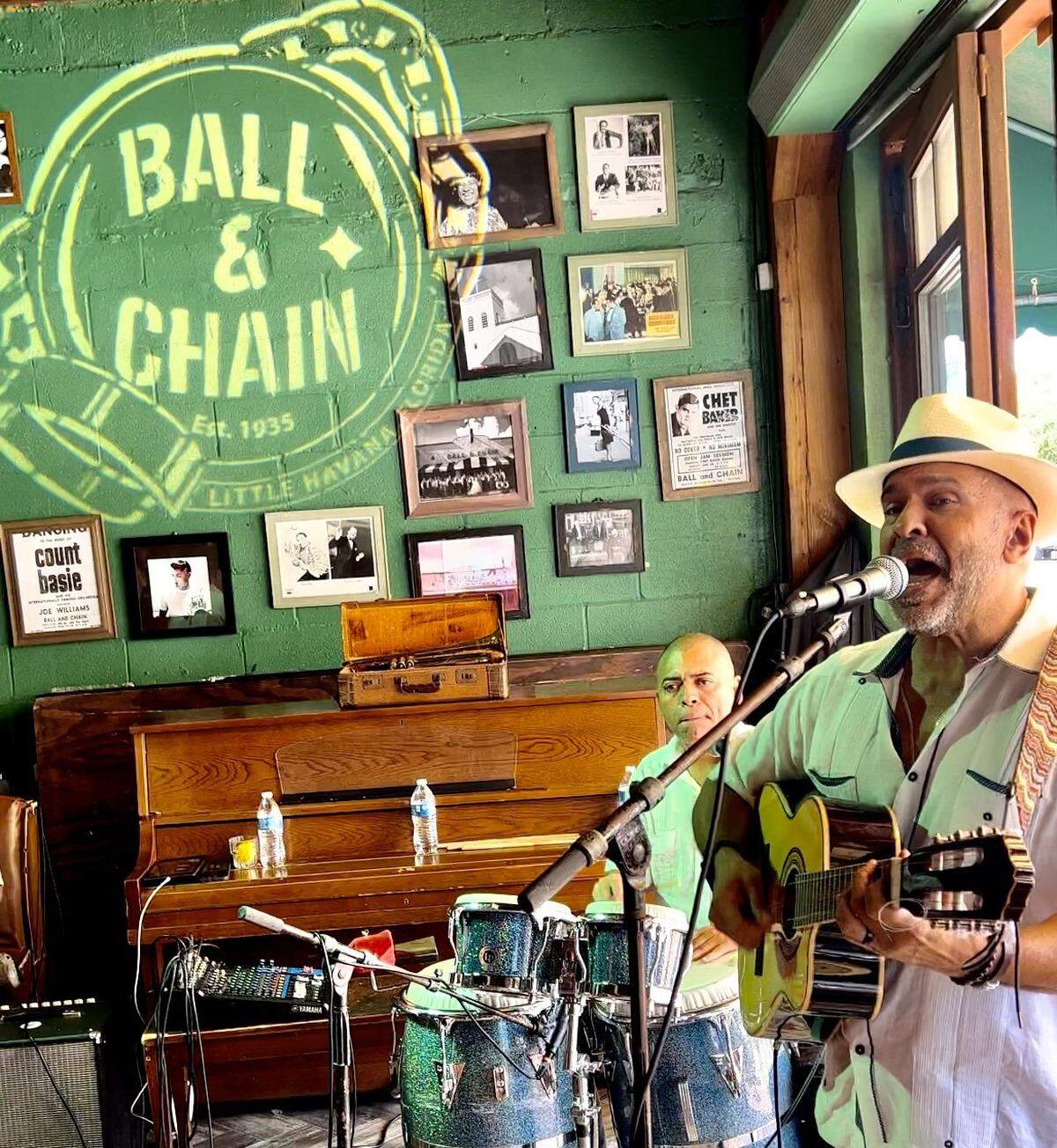 Música en vivo en el restaurante cubano Ball & Chain en la Pequeña Habana en Miami.