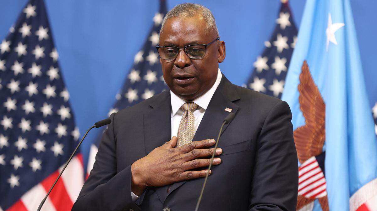 El secretario de Defensa de Estados Unidos, Lloyd Austin, da una conferencia de prensa tras un encuentro de ministros de Defensa de la OTAN, el jueves 12 de octubre de 2023, en Bruselas, Bélgica.