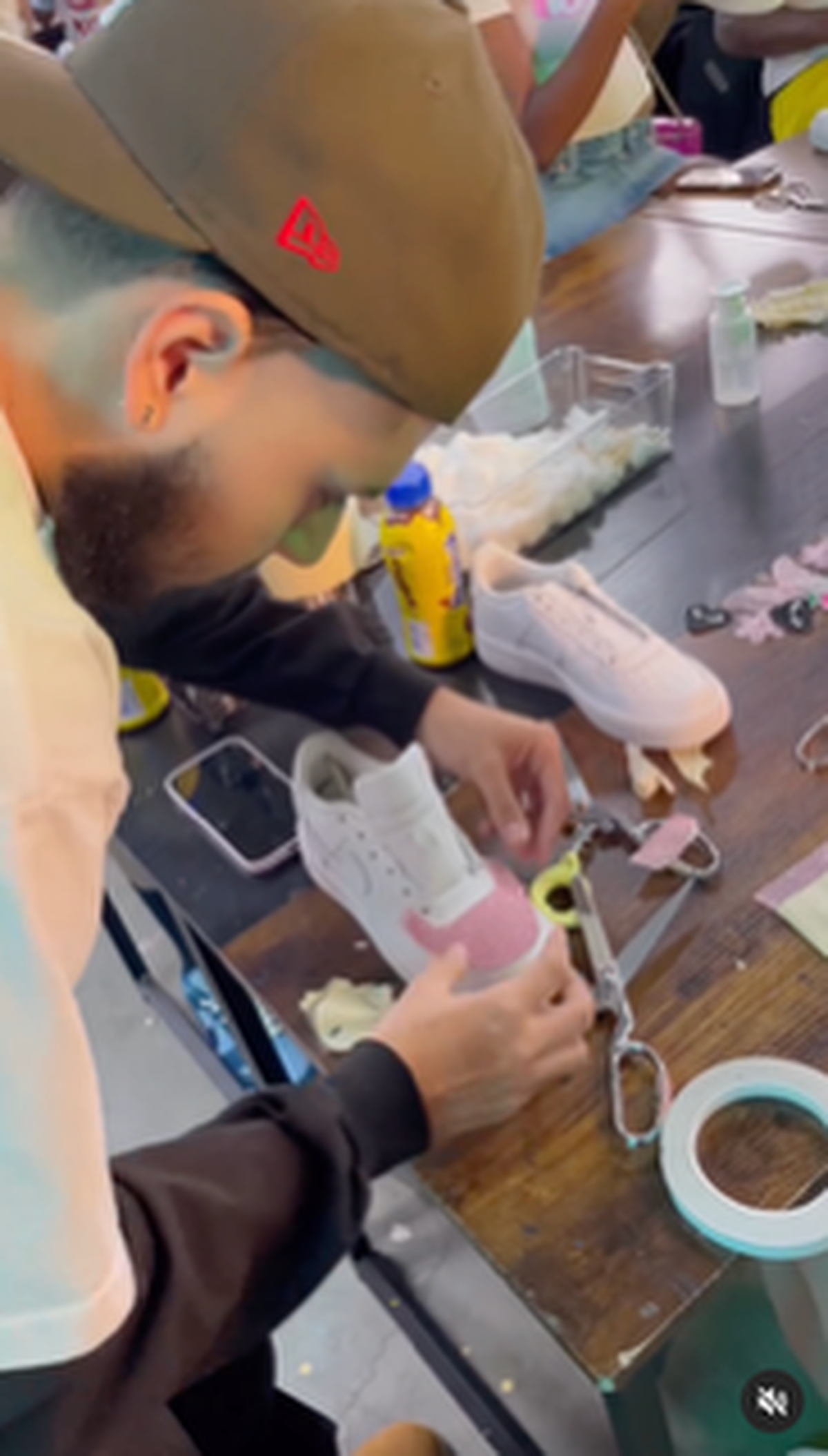 Majorwavez Lab te enseñará los entresijos de cómo rediseñar cualquier zapatilla DIY personalizada.