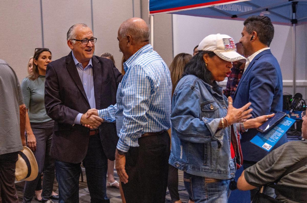 El alcalde de la Ciudad de Hialeah, Esteban Bovo Jr., saluda a Cristóbal Martínez de Honduras quien vive en Hialeah mientras asistía a la feria comunitaria llamada “Inmigración y más” patrocinada por la estación de Radio La Poderosa y la Ciudad de Hialeah, para ayudar a la comunidad y principalmente personas que llegaron recientemente a la ciudad en busca de trabajo, seguro médico, escuelas, etc, celebrado en el Milander Center for Arts & Entertainment en Hialeah, el viernes 22 de septiembre de 2023.