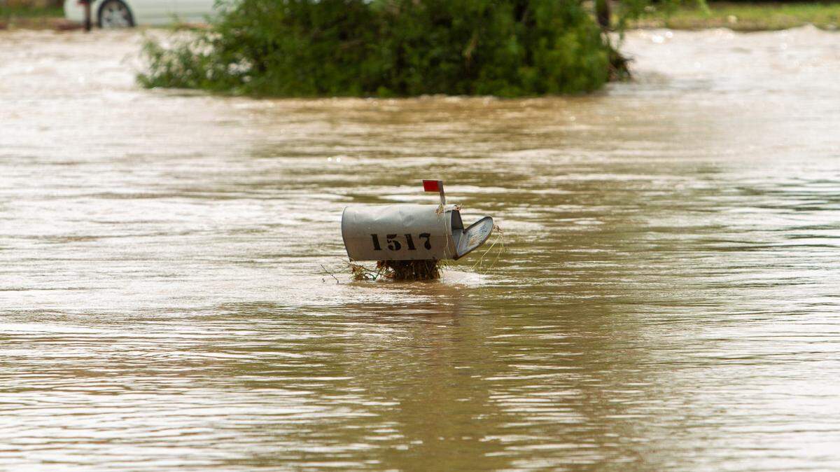 Inundaciones sin precedentes cubren un buzón en la calle Bell tras registrarse 14 pulgadas de lluvia en San Angelo el viernes 4 de julio de 2025.