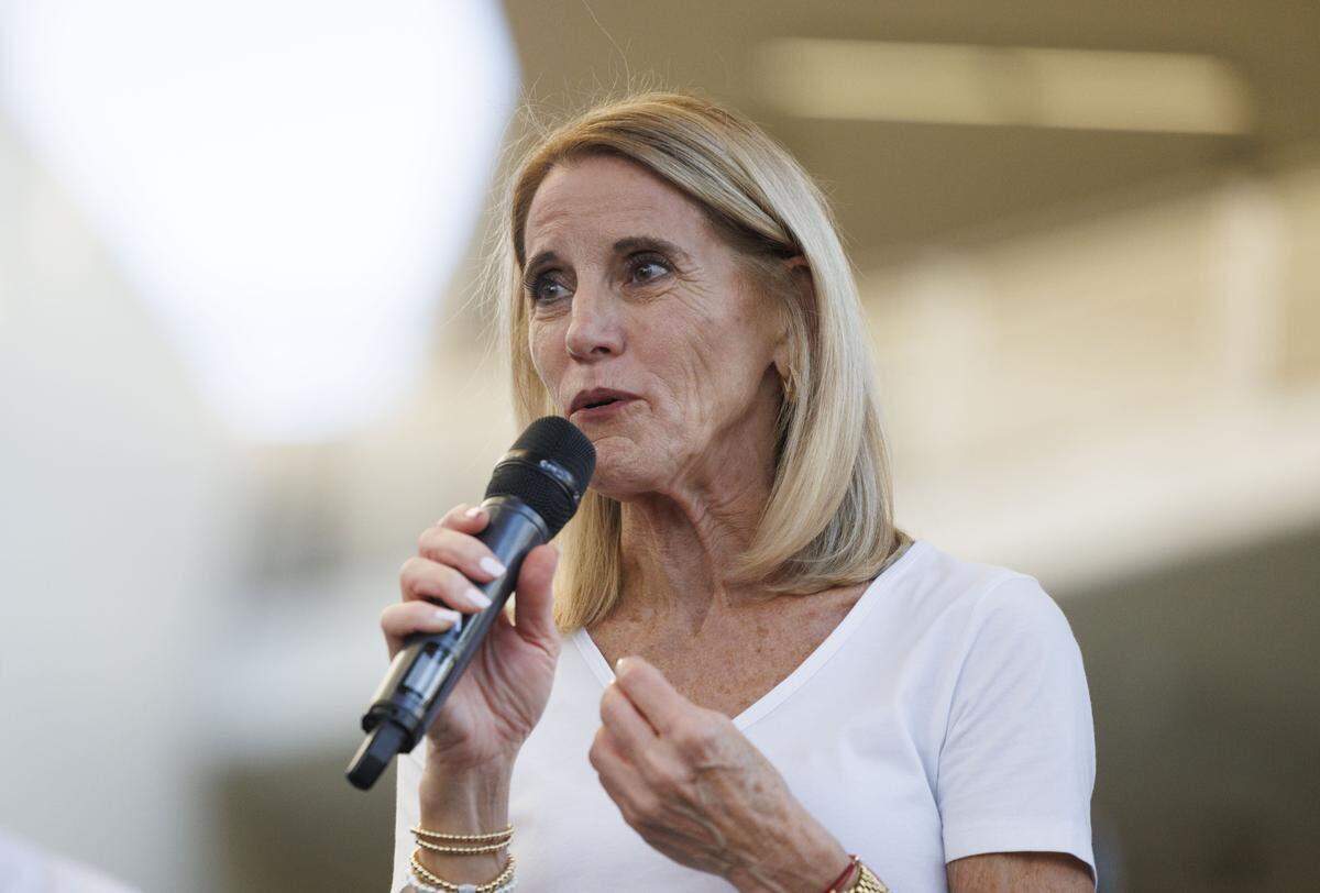 La comisionada de Miami-Dade Vicki Lopez representa al Distrito 5, el cual abarca partes de Miami y Miami Beach.