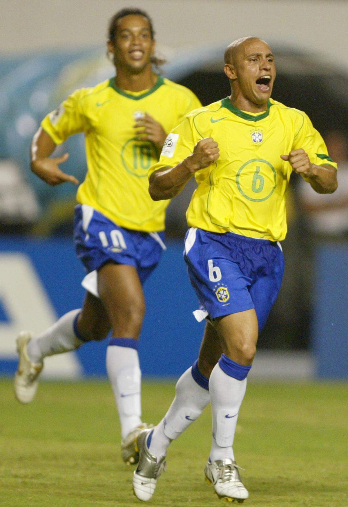 Roberto Carlos  (der.) festeja un gol con Ronaldinho en un partido con Brasil ante Venezuela en la eliminatoria mundialista, el 12 de octubre de 2005 en Belem, Brasil.
