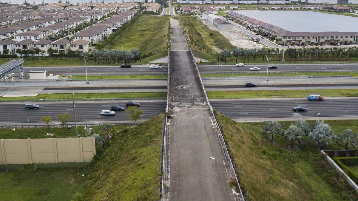 Vista aérea del puente cerrado en NW 154 Street que une a Hialeah con Miami Lakes. El puente permanecería cerrado bajo un acuerdo propuesto entre la ciudad, Hialeah y Miami-Dade. A cambio, Miami Lakes respaldaría la apertura de otro paso elevado cerrado sobre la I-75, este en 170 Street.