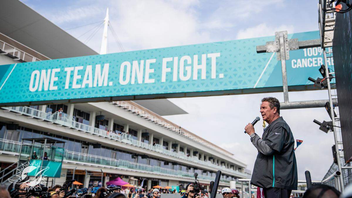 El gran Dan Marino suele dar la partida en el Dolphins Challenge Cancer.