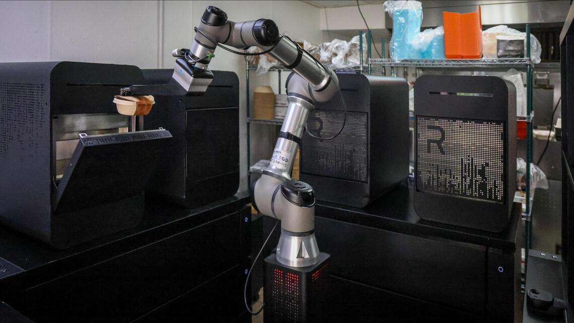 ¿Un robot cocinó tu comida de Uber Eats? El nuevo chef de Miami, controlado por inteligencia artificial, está en tus aplicaciones de entrega