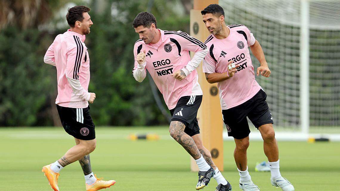 Lionel Messi, Rodrigo de Paul y Luis Suárez (de izq. a der.)  corren durante una sesión de entrenamiento del Inter Miami en el Florida Blue Training Center, el 15 de abril de 2026 en Fort Lauderdale, Florida.