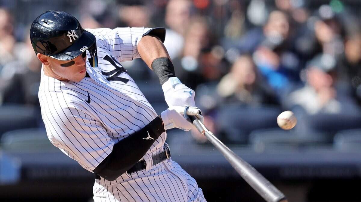 Tras una temporada en la que Aaron Judge estableció un nuevo récord de cuadrangulares, el capitán de los Yankees conectó un jonrón en su primer batazo para que Nueva York iniciara la temporada el jueves con la victoria 5-0 ante los Gigantes de San Francisco.