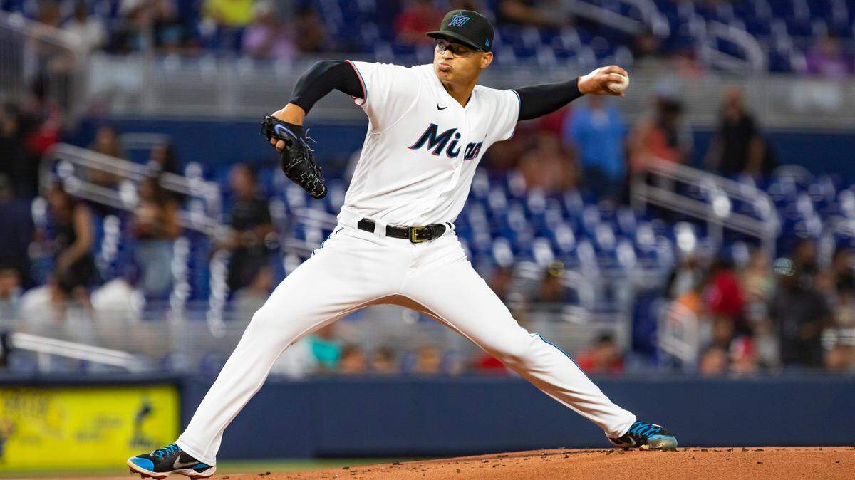 El abridor de los Marlins Jesús Luzardo lanza en el primer inning del partido ante los Rojos de Cincinnati, celebrado el 1ro de agosto de 2022 en Miami.