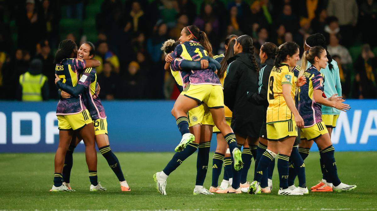Las jugadoras colombianas celebran tras vencer a Jamaica en los octavos de final de la Copa Mundial femenina de la FIFA, en el partido efectuado en Melbourne, Australia.