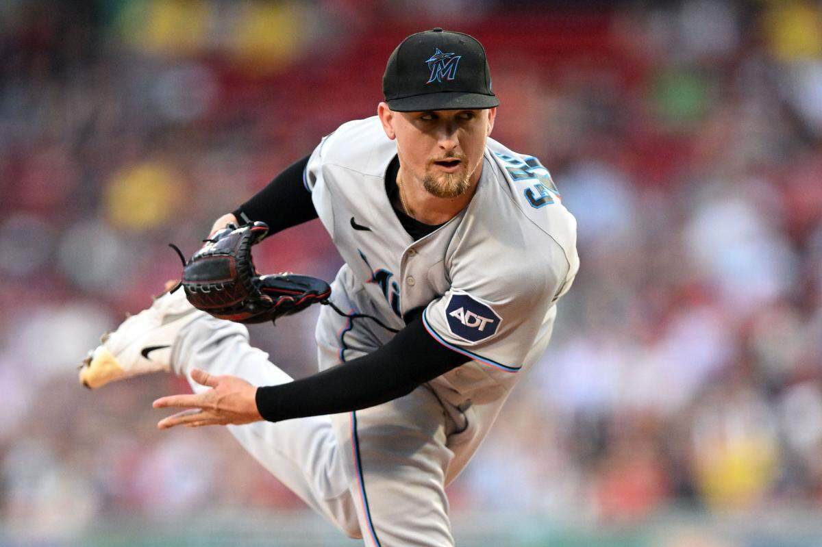 El abridor de los Marlins Braxton Garrett lanza en el primer inning del partido ante los Medias Rojas, celebrado el 28 de junio de 2023 en Boston.