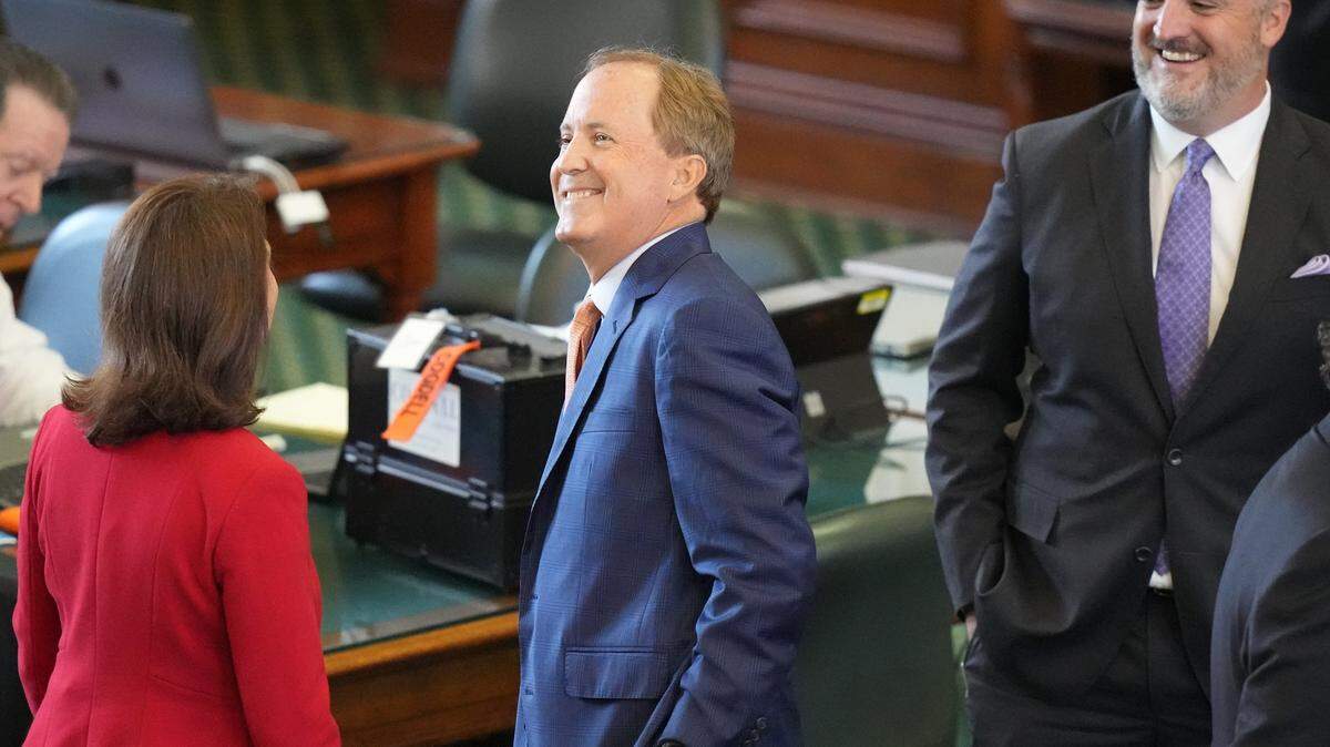El fiscal general de Texas, Ken Paxton (centro), llega al Senado en donde está siendo enjuiciado por corrupción en el Capitolio en Austin, el martes 5 de septiembre de 2023. Paxton fue absuelto de las acusaciones de corrupción el sábado, 16 de septiembre de 2023.