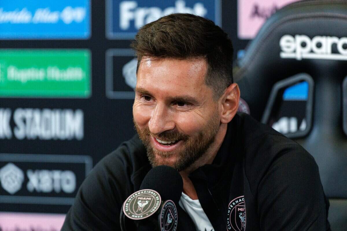 El delantero del Inter Miami Lionel Messi responde preguntas durante una conferencia de prensa celebrada el 17 de agosto de 2023, en el DRV PNK Stadium en Fort Lauderdale.