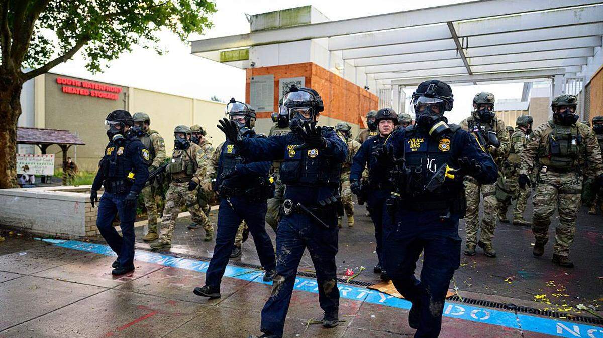 Foto de archivo. Agentes federales se enfrentan a manifestantes en el edificio del Servicio de Inmigración y Control de Aduanas de Estados Unidos, el 12 de octubre de 2025 en Portland, Oregón.