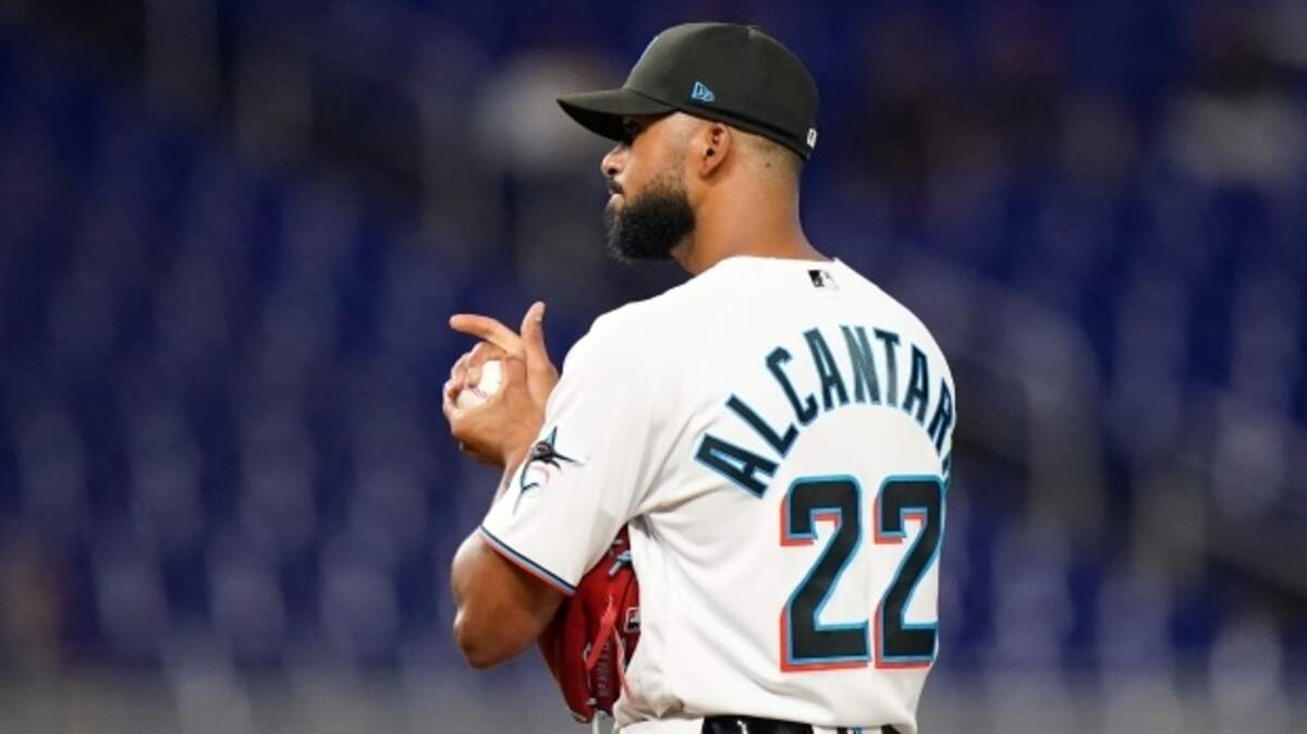 Por primera vez en la temporada y sólo por cuarta vez en su carrera en Grandes Ligas, Sandy Alcántara admitió el viernes tres jonrones en un juego, cuando los Marlins de Miami perdieron 8-1 ante los Bravos de Atlanta para comenzar una serie de tres juegos en el Truist Park.