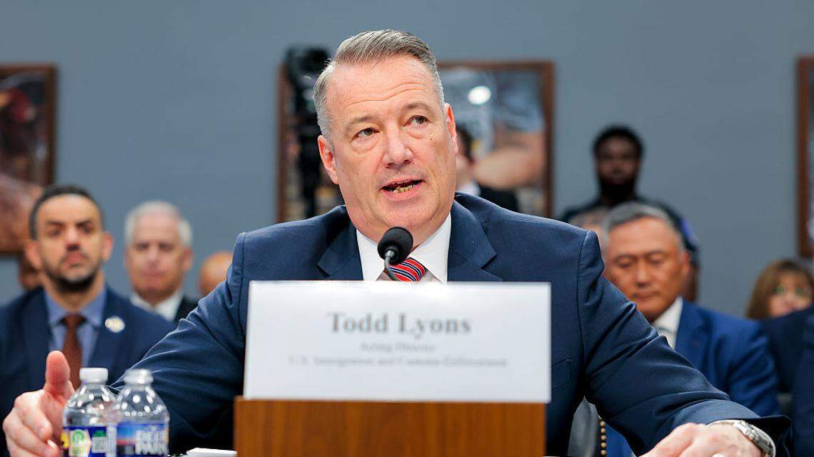  El director interino del Servicio de Inmigración y Control de Aduanas (ICE), Todd Lyons, presentó este jueves su carta de renuncia ante el nuevo secretario de Seguridad Nacional, Markwayne Mullin. 