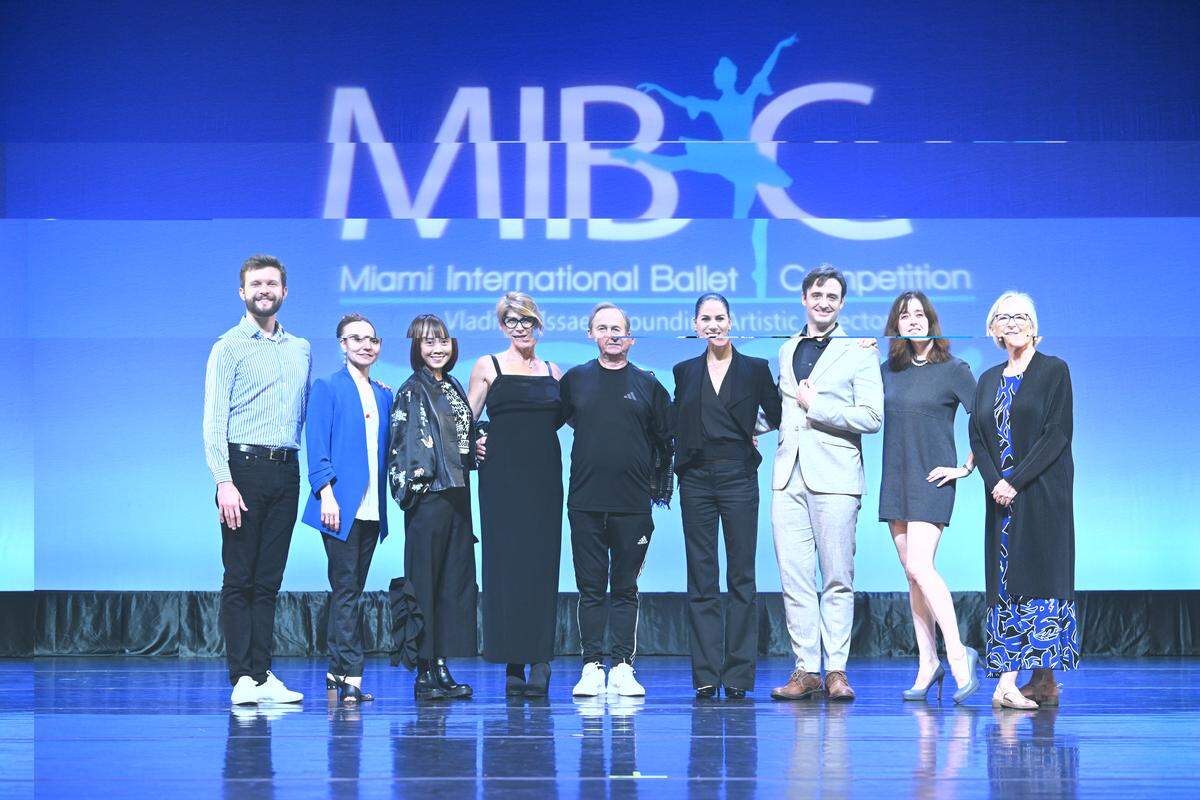 El Maestro Vladimir Issaev junto a los miembros del jurado calificador de la Miami International Ballet Competition (MIBC) de 2025. De izquierda a derecha: Maikon Golini, Mary Carmen Catoya, Ivy Chung, Hannah Baumgarten, Vladimir Issaev, Paloma Herrera, Rubén Martin Cintas, María Torija y Victoria Schneider. 