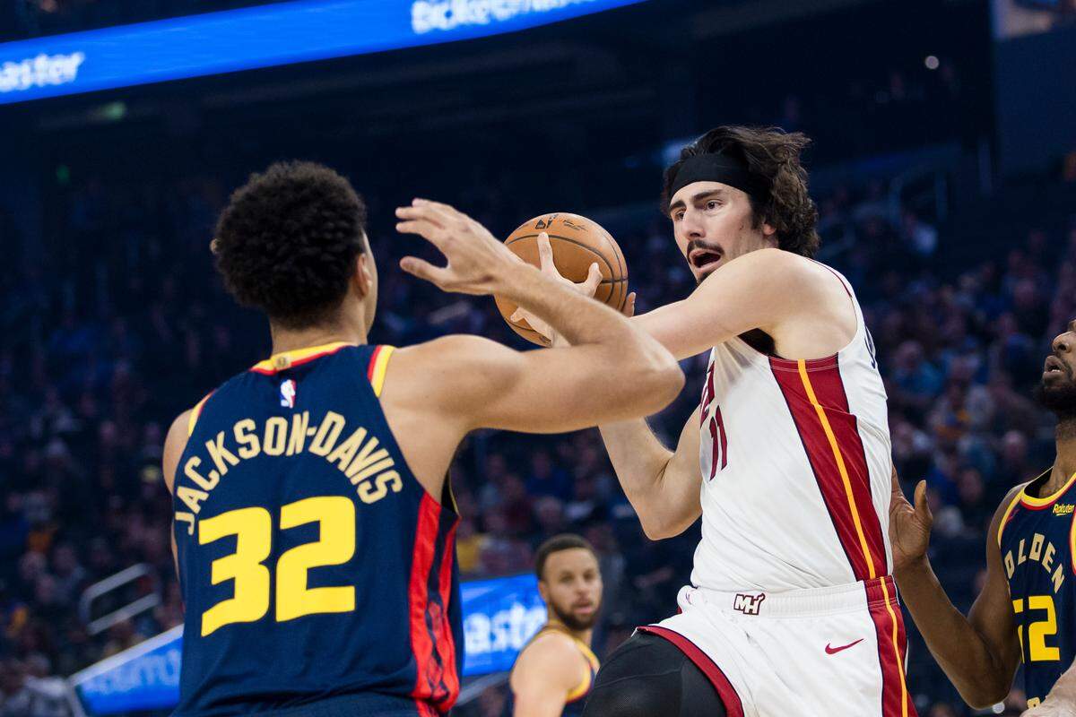 El jugador del Heat de Miami Jaime Jáquez Jr. (der.) trata de pasar la pelota ante la marca de Trayce Jackson-Davis, de los Warriors de Golden State, en el partido celebrado el 7 de enero de 2025 en San Francisco.