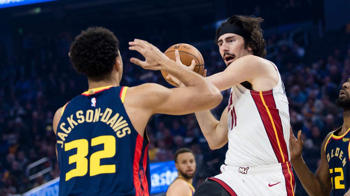 El jugador del Heat de Miami Jaime Jáquez Jr. (der.) trata de pasar la pelota ante la marca de Trayce Jackson-Davis, de los Warriors de Golden State, en el partido celebrado el 7 de enero de 2025 en San Francisco.