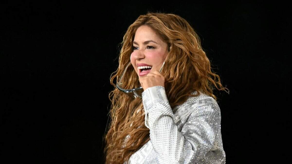 La cantante colombiana Shakira gesticula durante su gira mundial Las Mujeres Ya No Lloran en el estadio Jorge “El Mágico” González en San Salvador, el 8 de febrero de 2026.